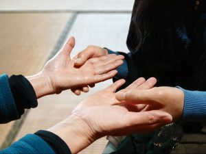 【手相】バツ印がある!?十字(クロス)の意味とは